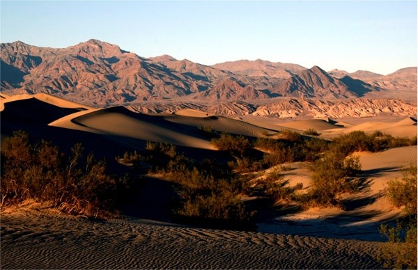  Thung lũng tử thần ở phía đông sa mạc Mojave, California, Mỹ nổi tiếng là vùng đất chết chóc, khiến không loài sinh vật nào có thể sống và tồn tại được. Tuy nhiên, nơi này còn sở hữu một hiện tượng thiên nhiên khó lòng ý giải của trái đất: những hòn đá "biết đi" khiến nhiều người ngỡ tưởng đó là linh hồn người chết đang nương nhờ.